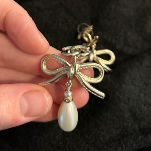 2022 Faux Pearl Chanel Gold Ribbon Bow CC Dangle Drop Strass Earrings - Picture 2 of 8